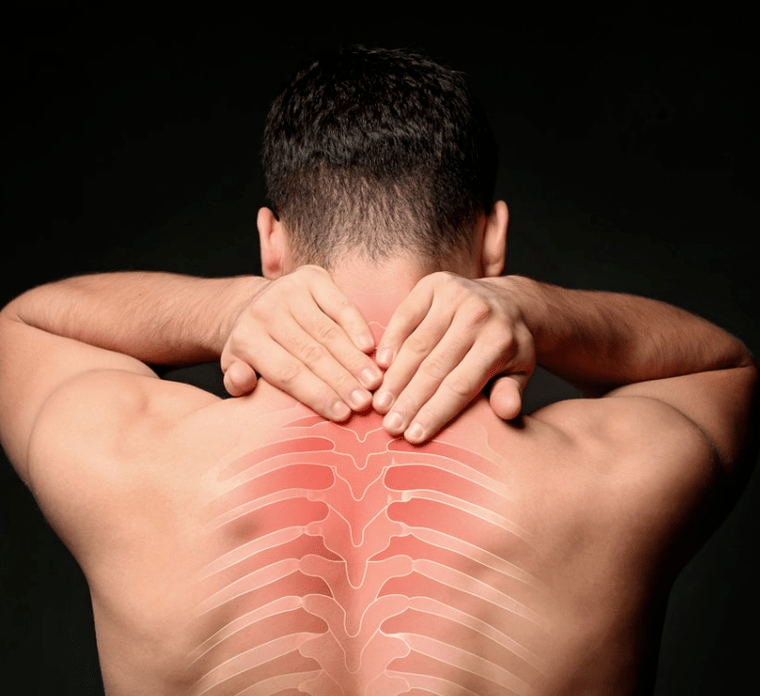 Bir adam torasik omurga osteokondrozu hakkında endişeli